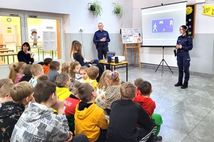 Funkcjonariusze rozmawiają z uczniami o bezpieczeństwie w ruchu drogowym