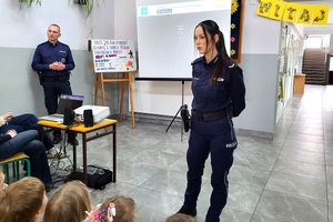 Funkcjonariusze rozmawiają z uczniami o bezpieczeństwie w ruchu drogowym