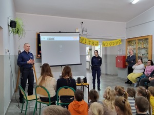 Funkcjonariusze rozmawiają z uczniami o bezpieczeństwie w ruchu drogowym