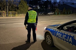 Policjanci prowadzący działania polegające na kontroli trzeźwości kierujacych