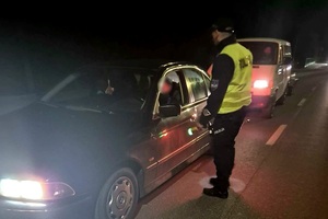 Policjanci prowadzący działania polegające na kontroli trzeźwości kierujacych