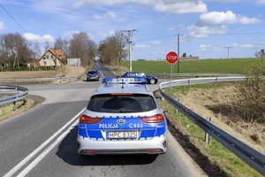 Policyjny radiowóz stopi przy skrzyżowaniu