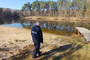 Funkcjonariusze prowadzą kontrolę terenów Parku oraz obszarów przywodnych