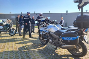Policjanci omawiają obowiązujące przepisy ruchu drogowego