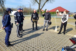 Policjanci omawiają obowiązujące przepisy ruchu drogowego