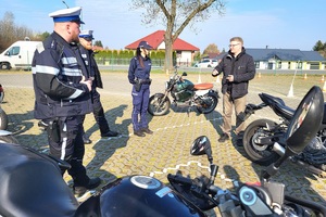 Policjanci omawiają obowiązujące przepisy ruchu drogowego