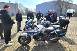 Policjanci omawiają obowiązujące przepisy ruchu drogowego