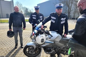 Policjanci omawiają obowiązujące przepisy ruchu drogowego