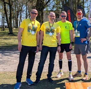 Policjanci biorący udział w zaodach sportowych