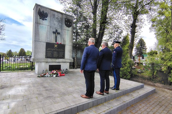 Komendant Powiatowy Policji w Świeciu oraz przedstawiciele władz samorządowych składają kwiaty