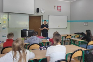 Policjantki prowadzą spotkanie profilaktyczne z dziećmi