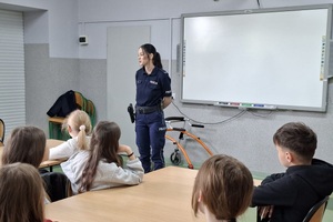 Policjantki prowadzą spotkanie profilaktyczne z dziećmi