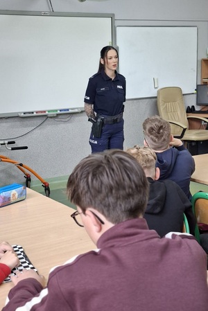 Policjantki prowadzą spotkanie profilaktyczne z dziećmi