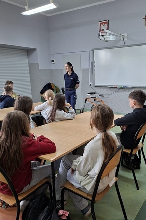 Policjantki prowadzą spotkanie profilaktyczne z dziećmi