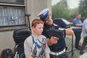 Policjanci z komendy w Świeciu podczas parafialnego festynu promują bezpieczestwo