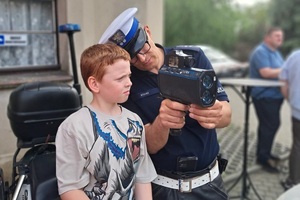 Policjanci z komendy w Świeciu podczas parafialnego festynu promują bezpieczestwo