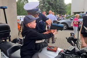 Policjanci z komendy w Świeciu podczas parafialnego festynu promują bezpieczestwo