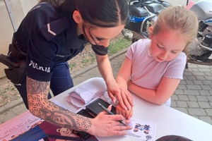 Policjanci z komendy w Świeciu podczas parafialnego festynu promują bezpieczestwo