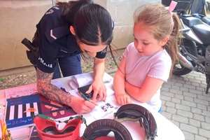 Policjanci z komendy w Świeciu podczas parafialnego festynu promują bezpieczestwo