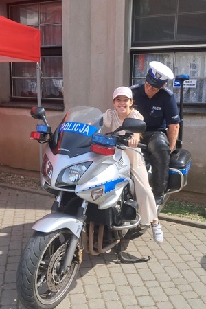 Policjanci z komendy w Świeciu podczas parafialnego festynu promują bezpieczestwo