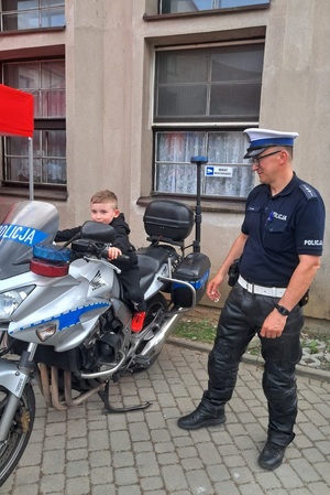 Policjanci z komendy w Świeciu podczas parafialnego festynu promują bezpieczestwo