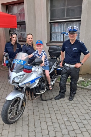 Policjanci z komendy w Świeciu podczas parafialnego festynu promują bezpieczestwo
