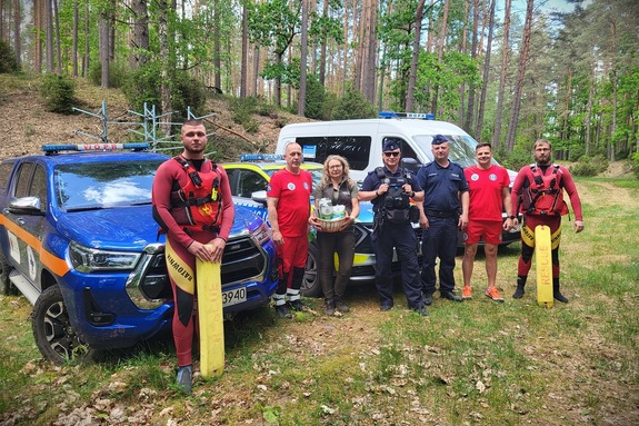 Mundurowi sprawdzają trzeźwość kajakarzy