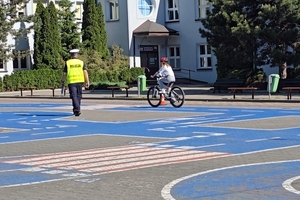 Policjant przeprowadza egzamin na kartę rowerową