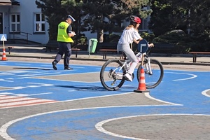 Policjant przeprowadza egzamin na kartę rowerową