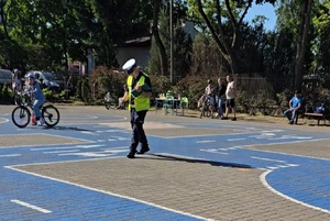 Policjant przeprowadza egzamin na kartę rowerową