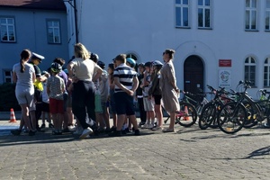 Policjant przeprowadza egzamin na kartę rowerową