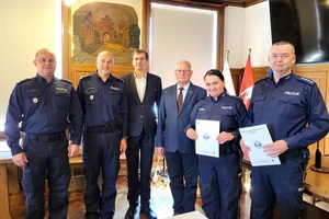 Spotkanie z okazji mianowania Komendanta Komisariatu Policji w Nowem. Od lewej. Pierwszy Zastępca Komendanta Powiatowego Policji w Świeciu podinsp. Marcin Karwat, Komendant Powiatowy Policji w Świeciu insp. Marek Mitura, Wójt Gminy Warlubie Pan Mariusz Kosikowski, Burmistrz Miasta Nowe Pan Czesław Woliński, Kierownik Ogniwa Prewencji asp. szt. Julia Zielińska, Komendant Komisariatu Policji w Nowem - asp.szt. Włodzimierz Elszkowski
