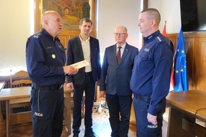 Komendant Powiatowy Policji w Świeciu wręcza rozkaz personalny Komendantowi Komisariatu Policji w Nowem