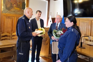 Komendant Powiatowy Policji w Świeciu wręcza rozkaz personalny Kierownik Ogniwa Prewencji