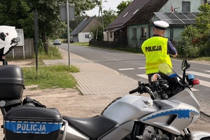 Policjant ruchu drogowego mierzy prędkość