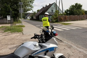 Policjant ruchu drogowego mierzy prędkość