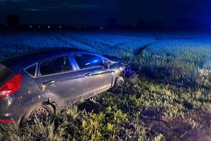 Zatrzymani przez policjantów mężczyźni i rozbity samochód