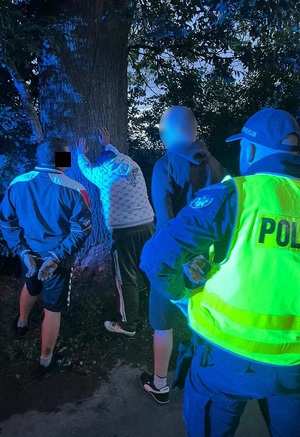 Zatrzymani przez policjantów mężczyźni i rozbity samochód