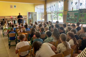 Spotkanie dzielnicowych z uczniami i przedszkolakami