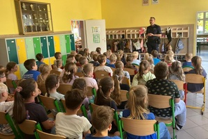 Spotkanie dzielnicowych z uczniami i przedszkolakami