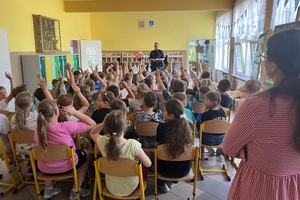 Spotkanie dzielnicowych z uczniami i przedszkolakami