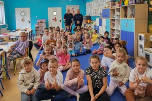Spotkanie dzielnicowych z uczniami i przedszkolakami