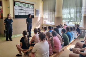 Policjanci i policjantki prowadzący spotkania z uczniami i przedszkolakami