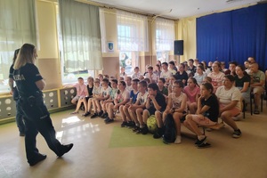 Policjanci i policjantki prowadzący spotkania z uczniami i przedszkolakami