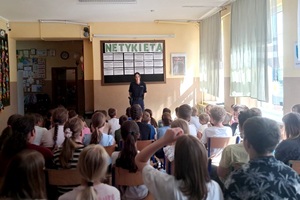 Policjanci i policjantki prowadzący spotkania z uczniami i przedszkolakami