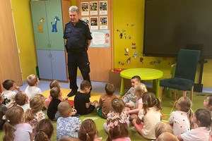 Policjanci i policjantki prowadzący spotkania z uczniami i przedszkolakami