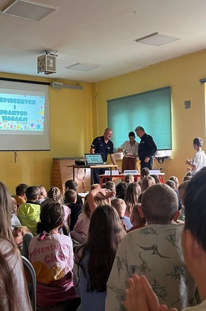 Policjanci i policjantki prowadzący spotkania z uczniami i przedszkolakami
