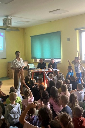 Policjanci i policjantki prowadzący spotkania z uczniami i przedszkolakami