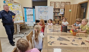Dzielnicowy rozmawia z dziećmi o bezpieczeństwie