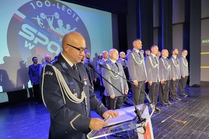Policjanci i zaproszeni goście podczas obchodów Święta Policji w powiecie świeckim